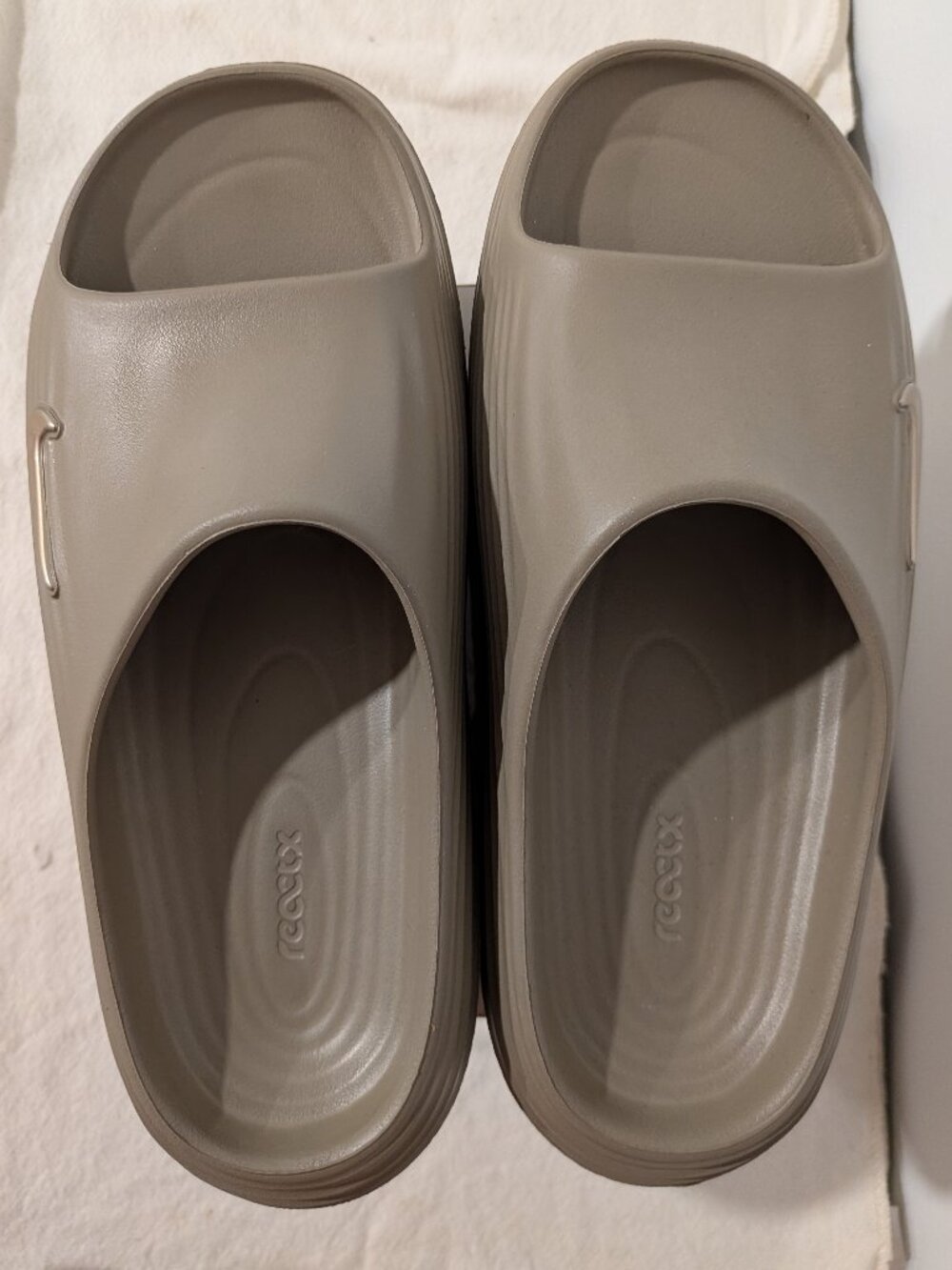 Nike Reactz Rejuven8 Slides in Khaki - Size M7 / W8